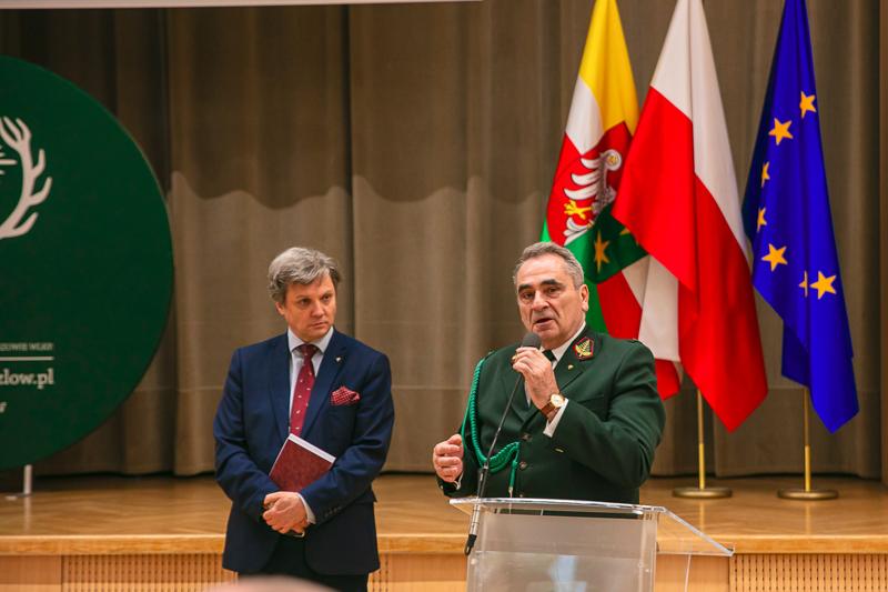 W Sali Kolumnowej Urzędu Marszałkowskiego Województwa Lubuskiego w Zielonej Górze zebrali się miłośnicy lokalnych smaków oraz eksperci kulinarni, aby wspólnie odkrywać, jak tradycje lasu mogą inspirować zdrową i pełnowartościową kuchnią. Spotkanie w ramach Łowieckich Spotkań było okazją do degustacji i rozmów o korzyściach płynących z kuchni tworzonej z natury regionu. Seminarium "Dobrodziejstwa kuchni myśliwskiej" ukazuje wyjątkowe spotkanie, które odbyło się z okazji Europejskiego Dnia Zdrowego Jedzenia i Gotowania.