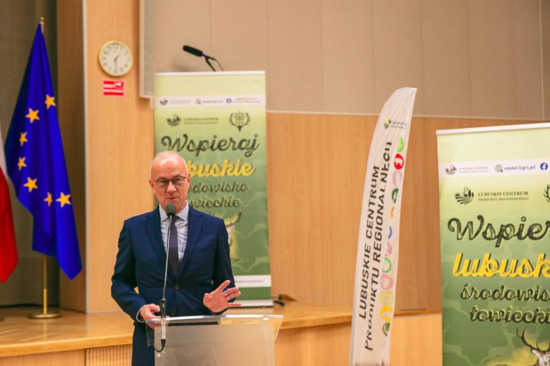 W Sali Kolumnowej Urzędu Marszałkowskiego Województwa Lubuskiego w Zielonej Górze zebrali się miłośnicy lokalnych smaków oraz eksperci kulinarni, aby wspólnie odkrywać, jak tradycje lasu mogą inspirować zdrową i pełnowartościową kuchnią. Spotkanie w ramach Łowieckich Spotkań było okazją do degustacji i rozmów o korzyściach płynących z kuchni tworzonej z natury regionu. Seminarium "Dobrodziejstwa kuchni myśliwskiej" ukazuje wyjątkowe spotkanie, które odbyło się z okazji Europejskiego Dnia Zdrowego Jedzenia i Gotowania.