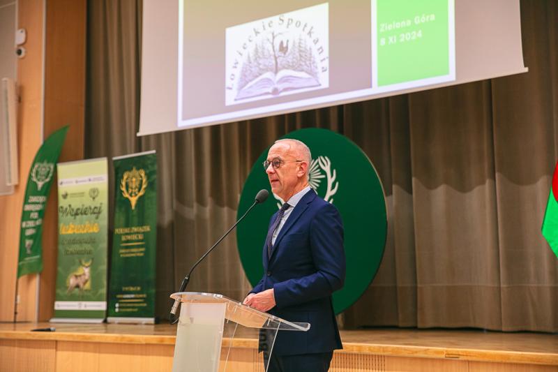W Sali Kolumnowej Urzędu Marszałkowskiego Województwa Lubuskiego w Zielonej Górze zebrali się miłośnicy lokalnych smaków oraz eksperci kulinarni, aby wspólnie odkrywać, jak tradycje lasu mogą inspirować zdrową i pełnowartościową kuchnią. Spotkanie w ramach Łowieckich Spotkań było okazją do degustacji i rozmów o korzyściach płynących z kuchni tworzonej z natury regionu. Seminarium "Dobrodziejstwa kuchni myśliwskiej" ukazuje wyjątkowe spotkanie, które odbyło się z okazji Europejskiego Dnia Zdrowego Jedzenia i Gotowania.