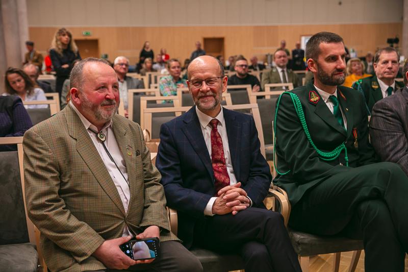 W Sali Kolumnowej Urzędu Marszałkowskiego Województwa Lubuskiego w Zielonej Górze zebrali się miłośnicy lokalnych smaków oraz eksperci kulinarni, aby wspólnie odkrywać, jak tradycje lasu mogą inspirować zdrową i pełnowartościową kuchnią. Spotkanie w ramach Łowieckich Spotkań było okazją do degustacji i rozmów o korzyściach płynących z kuchni tworzonej z natury regionu. Seminarium "Dobrodziejstwa kuchni myśliwskiej" ukazuje wyjątkowe spotkanie, które odbyło się z okazji Europejskiego Dnia Zdrowego Jedzenia i Gotowania.