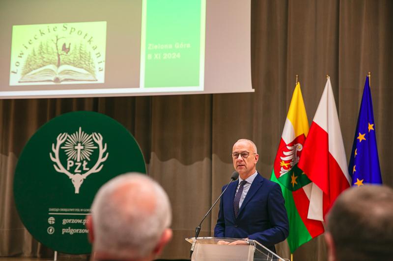 W Sali Kolumnowej Urzędu Marszałkowskiego Województwa Lubuskiego w Zielonej Górze zebrali się miłośnicy lokalnych smaków oraz eksperci kulinarni, aby wspólnie odkrywać, jak tradycje lasu mogą inspirować zdrową i pełnowartościową kuchnią. Spotkanie w ramach Łowieckich Spotkań było okazją do degustacji i rozmów o korzyściach płynących z kuchni tworzonej z natury regionu. Seminarium "Dobrodziejstwa kuchni myśliwskiej" ukazuje wyjątkowe spotkanie, które odbyło się z okazji Europejskiego Dnia Zdrowego Jedzenia i Gotowania.