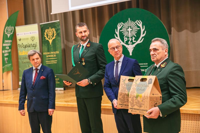 W Sali Kolumnowej Urzędu Marszałkowskiego Województwa Lubuskiego w Zielonej Górze zebrali się miłośnicy lokalnych smaków oraz eksperci kulinarni, aby wspólnie odkrywać, jak tradycje lasu mogą inspirować zdrową i pełnowartościową kuchnią. Spotkanie w ramach Łowieckich Spotkań było okazją do degustacji i rozmów o korzyściach płynących z kuchni tworzonej z natury regionu. Seminarium "Dobrodziejstwa kuchni myśliwskiej" ukazuje wyjątkowe spotkanie, które odbyło się z okazji Europejskiego Dnia Zdrowego Jedzenia i Gotowania.