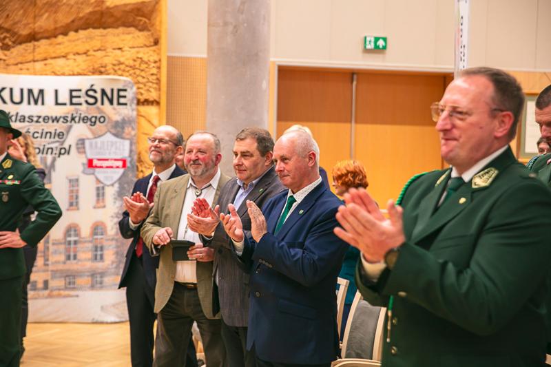 W Sali Kolumnowej Urzędu Marszałkowskiego Województwa Lubuskiego w Zielonej Górze zebrali się miłośnicy lokalnych smaków oraz eksperci kulinarni, aby wspólnie odkrywać, jak tradycje lasu mogą inspirować zdrową i pełnowartościową kuchnią. Spotkanie w ramach Łowieckich Spotkań było okazją do degustacji i rozmów o korzyściach płynących z kuchni tworzonej z natury regionu. Seminarium "Dobrodziejstwa kuchni myśliwskiej" ukazuje wyjątkowe spotkanie, które odbyło się z okazji Europejskiego Dnia Zdrowego Jedzenia i Gotowania.