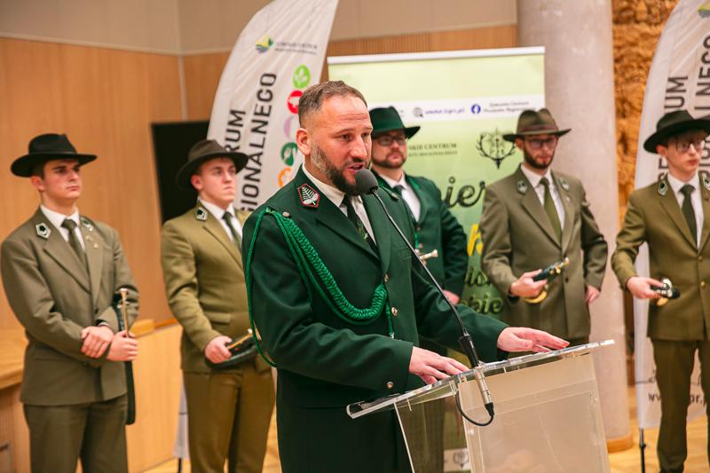 W Sali Kolumnowej Urzędu Marszałkowskiego Województwa Lubuskiego w Zielonej Górze zebrali się miłośnicy lokalnych smaków oraz eksperci kulinarni, aby wspólnie odkrywać, jak tradycje lasu mogą inspirować zdrową i pełnowartościową kuchnią. Spotkanie w ramach Łowieckich Spotkań było okazją do degustacji i rozmów o korzyściach płynących z kuchni tworzonej z natury regionu. Seminarium "Dobrodziejstwa kuchni myśliwskiej" ukazuje wyjątkowe spotkanie, które odbyło się z okazji Europejskiego Dnia Zdrowego Jedzenia i Gotowania.