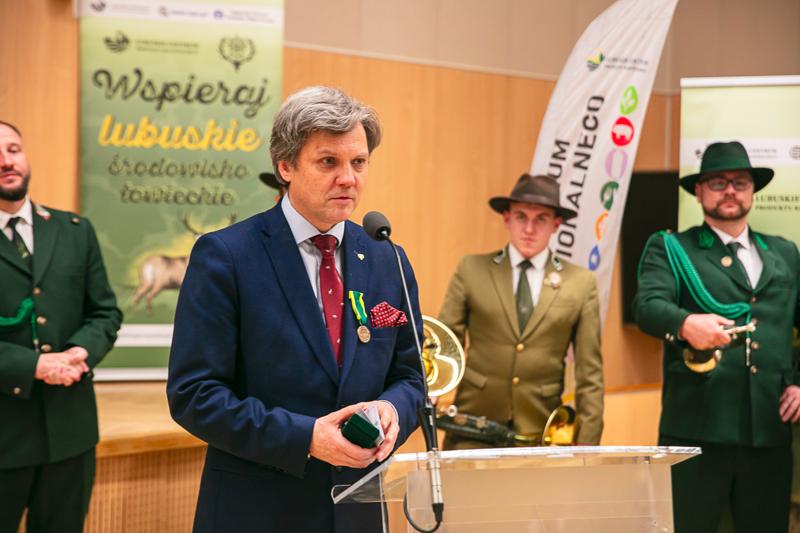W Sali Kolumnowej Urzędu Marszałkowskiego Województwa Lubuskiego w Zielonej Górze zebrali się miłośnicy lokalnych smaków oraz eksperci kulinarni, aby wspólnie odkrywać, jak tradycje lasu mogą inspirować zdrową i pełnowartościową kuchnią. Spotkanie w ramach Łowieckich Spotkań było okazją do degustacji i rozmów o korzyściach płynących z kuchni tworzonej z natury regionu. Seminarium "Dobrodziejstwa kuchni myśliwskiej" ukazuje wyjątkowe spotkanie, które odbyło się z okazji Europejskiego Dnia Zdrowego Jedzenia i Gotowania.