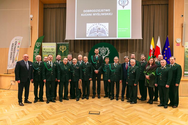W Sali Kolumnowej Urzędu Marszałkowskiego Województwa Lubuskiego w Zielonej Górze zebrali się miłośnicy lokalnych smaków oraz eksperci kulinarni, aby wspólnie odkrywać, jak tradycje lasu mogą inspirować zdrową i pełnowartościową kuchnią. Spotkanie w ramach Łowieckich Spotkań było okazją do degustacji i rozmów o korzyściach płynących z kuchni tworzonej z natury regionu. Seminarium "Dobrodziejstwa kuchni myśliwskiej" ukazuje wyjątkowe spotkanie, które odbyło się z okazji Europejskiego Dnia Zdrowego Jedzenia i Gotowania.