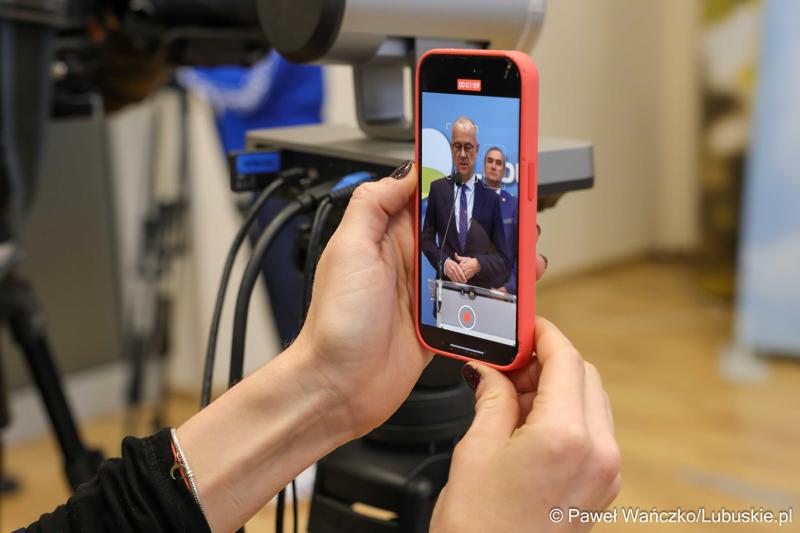 Marszałek Marcin Jabłoński przemawia podczas konferencji prasowej