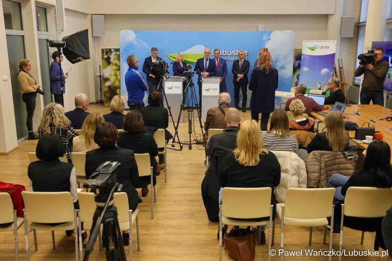 Uczestnicy konferencji prasowej, podczas której swa szpitale – Szpital Uniwersytecki w Zielonej Górze i Samodzielny Publiczny Zakład Opieki Zdrowotnej w Sulechowie – podpisały list intencyjny o współpracy.