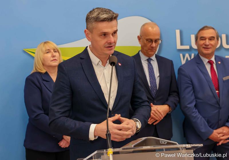 Wicemarszałek Sebastian Ciemnoczołowski przemawia podczas konferencji prasowej