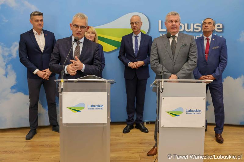 Uczestnicy konferencji prasowej, podczas której swa szpitale – Szpital Uniwersytecki w Zielonej Górze i Samodzielny Publiczny Zakład Opieki Zdrowotnej w Sulechowie – podpisały list intencyjny o współpracy.