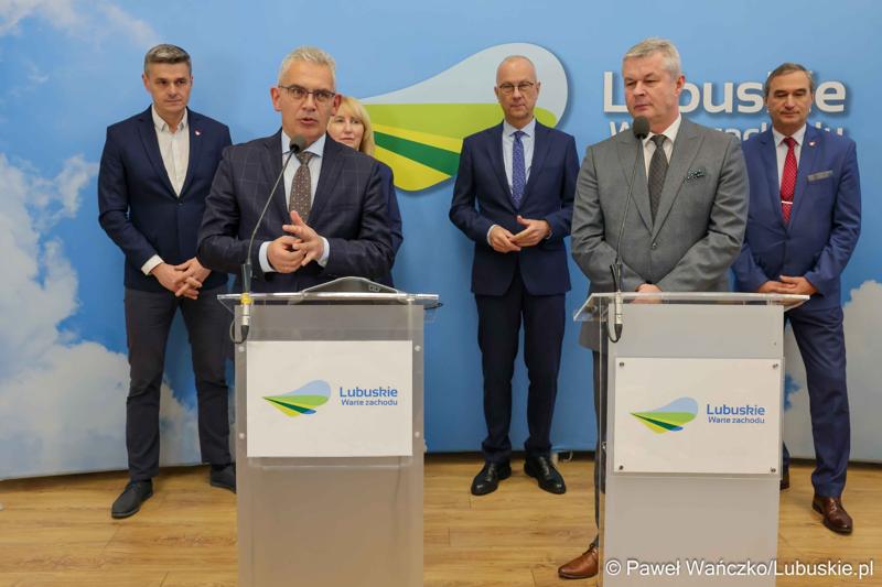 Uczestnicy konferencji prasowej, podczas której swa szpitale – Szpital Uniwersytecki w Zielonej Górze i Samodzielny Publiczny Zakład Opieki Zdrowotnej w Sulechowie – podpisały list intencyjny o współpracy.