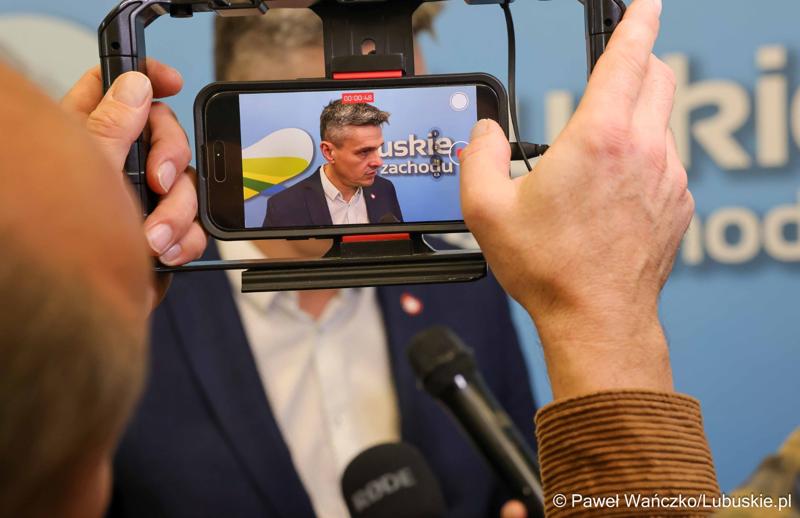 Wicemarszałek Sebastian Ciemnoczołowski udziela wywiadu mediom