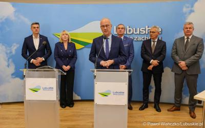 Marszałek Marcin Jabłoński przemawia podczas konferencji prasowej