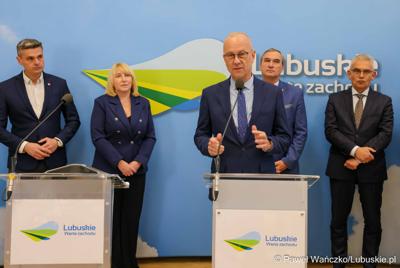 Marszałek Marcin Jabłoński przemawia podczas konferencji prasowej