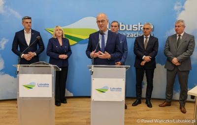 Marszałek Marcin Jabłoński przemawia podczas konferencji prasowej