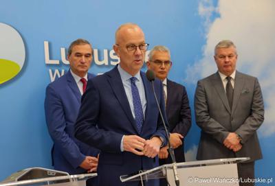 Marszałek Marcin Jabłoński przemawia podczas konferencji prasowej