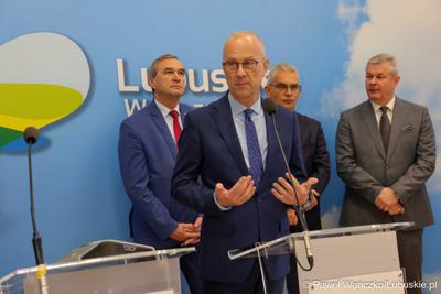 Marszałek Marcin Jabłoński przemawia podczas konferencji prasowej