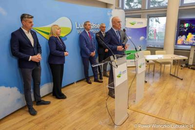 Uczestnicy konferencji prasowej, podczas której swa szpitale – Szpital Uniwersytecki w Zielonej Górze i Samodzielny Publiczny Zakład Opieki Zdrowotnej w Sulechowie – podpisały list intencyjny o współpracy.