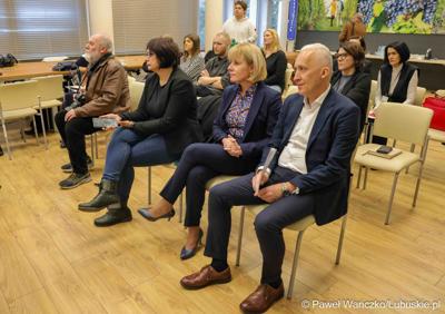 Uczestnicy konferencji prasowej, podczas której swa szpitale – Szpital Uniwersytecki w Zielonej Górze i Samodzielny Publiczny Zakład Opieki Zdrowotnej w Sulechowie – podpisały list intencyjny o współpracy.