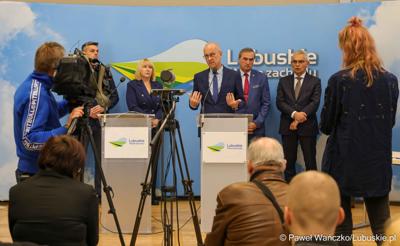 Uczestnicy konferencji prasowej, podczas której swa szpitale – Szpital Uniwersytecki w Zielonej Górze i Samodzielny Publiczny Zakład Opieki Zdrowotnej w Sulechowie – podpisały list intencyjny o współpracy.