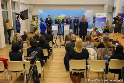 Uczestnicy konferencji prasowej, podczas której swa szpitale – Szpital Uniwersytecki w Zielonej Górze i Samodzielny Publiczny Zakład Opieki Zdrowotnej w Sulechowie – podpisały list intencyjny o współpracy.