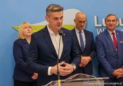 Wicemarszałek Sebastian Ciemnoczołowski przemawia podczas konferencji prasowej