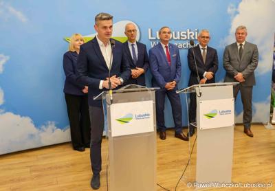 Wicemarszałek Sebastian Ciemnoczołowski przemawia podczas konferencji prasowej