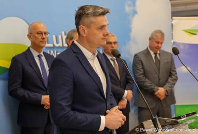 Wicemarszałek Sebastian Ciemnoczołowski przemawia podczas konferencji prasowej