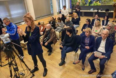 Uczestnicy konferencji prasowej, podczas której swa szpitale – Szpital Uniwersytecki w Zielonej Górze i Samodzielny Publiczny Zakład Opieki Zdrowotnej w Sulechowie – podpisały list intencyjny o współpracy.