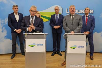 Uczestnicy konferencji prasowej, podczas której swa szpitale – Szpital Uniwersytecki w Zielonej Górze i Samodzielny Publiczny Zakład Opieki Zdrowotnej w Sulechowie – podpisały list intencyjny o współpracy.