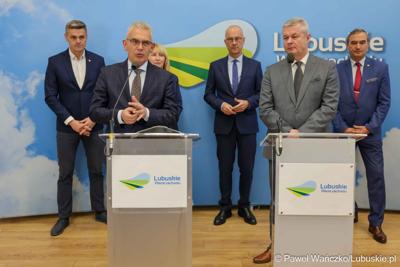 Uczestnicy konferencji prasowej, podczas której swa szpitale – Szpital Uniwersytecki w Zielonej Górze i Samodzielny Publiczny Zakład Opieki Zdrowotnej w Sulechowie – podpisały list intencyjny o współpracy.