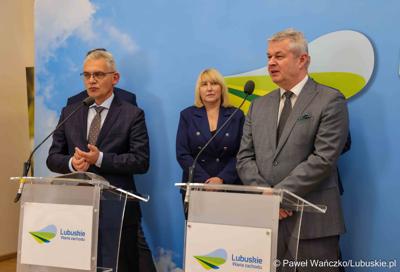Uczestnicy konferencji prasowej, podczas której swa szpitale – Szpital Uniwersytecki w Zielonej Górze i Samodzielny Publiczny Zakład Opieki Zdrowotnej w Sulechowie – podpisały list intencyjny o współpracy.