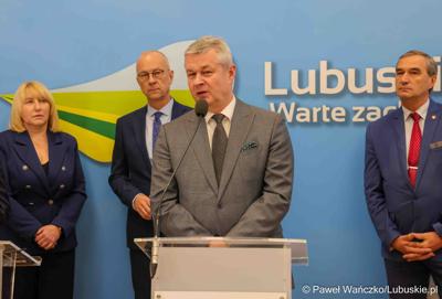 Uczestnicy konferencji prasowej, podczas której swa szpitale – Szpital Uniwersytecki w Zielonej Górze i Samodzielny Publiczny Zakład Opieki Zdrowotnej w Sulechowie – podpisały list intencyjny o współpracy.