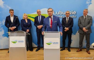 Uczestnicy konferencji prasowej, podczas której swa szpitale – Szpital Uniwersytecki w Zielonej Górze i Samodzielny Publiczny Zakład Opieki Zdrowotnej w Sulechowie – podpisały list intencyjny o współpracy.