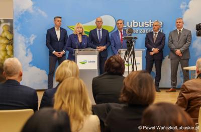 Uczestnicy konferencji prasowej, podczas której swa szpitale – Szpital Uniwersytecki w Zielonej Górze i Samodzielny Publiczny Zakład Opieki Zdrowotnej w Sulechowie – podpisały list intencyjny o współpracy.