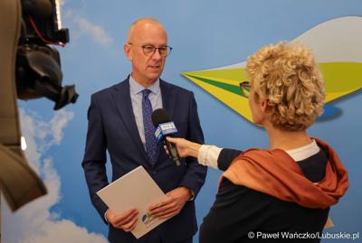 Marszałek Marcin Jabłoński udziela wywiadu mediom