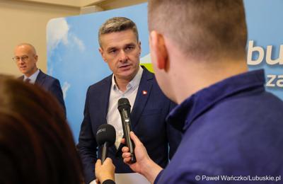Wicemarszałek Sebastian Ciemnoczołowski udziela wywiadu mediom