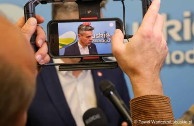 Wicemarszałek Sebastian Ciemnoczołowski udziela wywiadu mediom