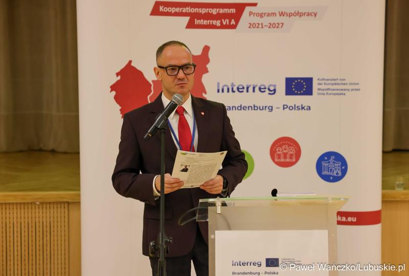Radosław Brodzik rozpoczyna szkolenie dla beneficjentów programu Interreg w Sali Kolumnowej Urzędu Marszałkowskiego Województwa Lubuskiego w Zielonej Górze