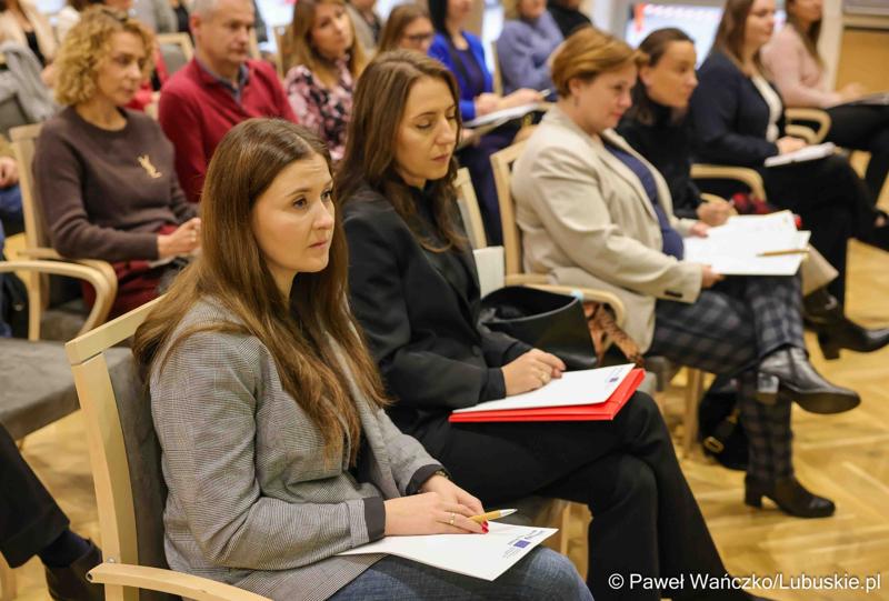 Uczestnicy szkolenia dla beneficjentów programu Interreg w Sali Kolumnowej Urzędu Marszałkowskiego Województwa Lubuskiego w Zielonej Górze