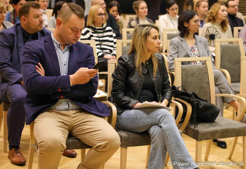Uczestnicy szkolenia dla beneficjentów programu Interreg w Sali Kolumnowej Urzędu Marszałkowskiego Województwa Lubuskiego w Zielonej Górze