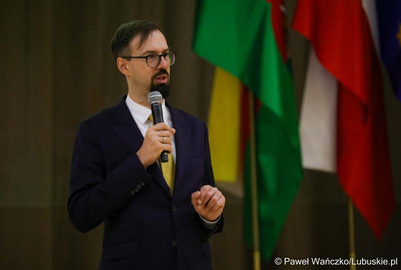 Grzegorz Czaban - prowadzi szkolenie dla beneficjentów programu Interreg w Sali Kolumnowej Urzędu Marszałkowskiego Województwa Lubuskiego w Zielonej Górze