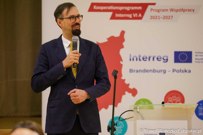 Grzegorz Czaban - prowadzi szkolenie dla beneficjentów programu Interreg w Sali Kolumnowej Urzędu Marszałkowskiego Województwa Lubuskiego w Zielonej Górze