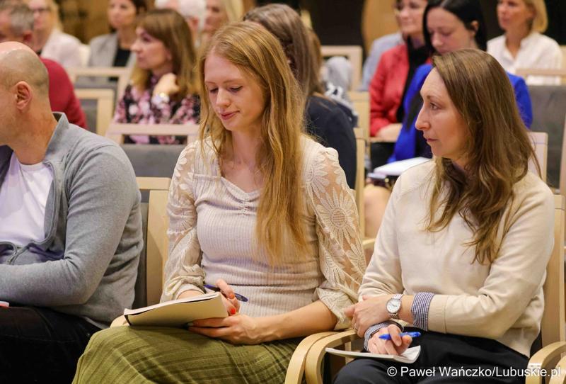 Uczestnicy szkolenia dla beneficjentów programu Interreg w Sali Kolumnowej Urzędu Marszałkowskiego Województwa Lubuskiego w Zielonej Górze