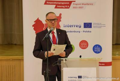 Radosław Brodzik rozpoczyna szkolenie dla beneficjentów programu Interreg w Sali Kolumnowej Urzędu Marszałkowskiego Województwa Lubuskiego w Zielonej Górze

