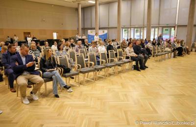 Uczestnicy szkolenia dla beneficjentów programu Interreg w Sali Kolumnowej Urzędu Marszałkowskiego Województwa Lubuskiego w Zielonej Górze
