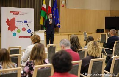 Grzegorz Czaban - prowadzi szkolenie dla beneficjentów programu Interreg w Sali Kolumnowej Urzędu Marszałkowskiego Województwa Lubuskiego w Zielonej Górze