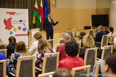 Uczestnicy szkolenia dla beneficjentów programu Interreg w Sali Kolumnowej Urzędu Marszałkowskiego Województwa Lubuskiego w Zielonej Górze
