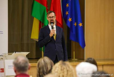 Grzegorz Czaban - prowadzi szkolenie dla beneficjentów programu Interreg w Sali Kolumnowej Urzędu Marszałkowskiego Województwa Lubuskiego w Zielonej Górze