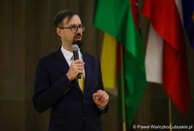 Grzegorz Czaban - prowadzi szkolenie dla beneficjentów programu Interreg w Sali Kolumnowej Urzędu Marszałkowskiego Województwa Lubuskiego w Zielonej Górze